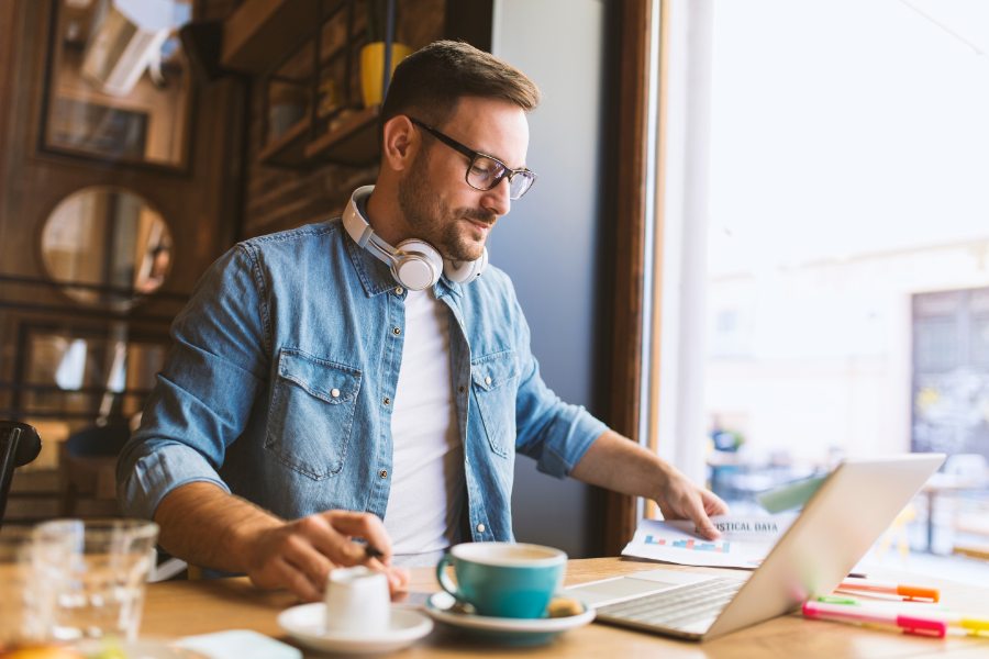 Hybrid office remote work from coffee shop